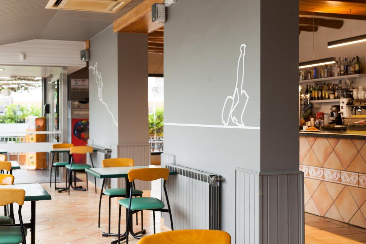Hostal Restaurant Roma Cubells Exterior photo